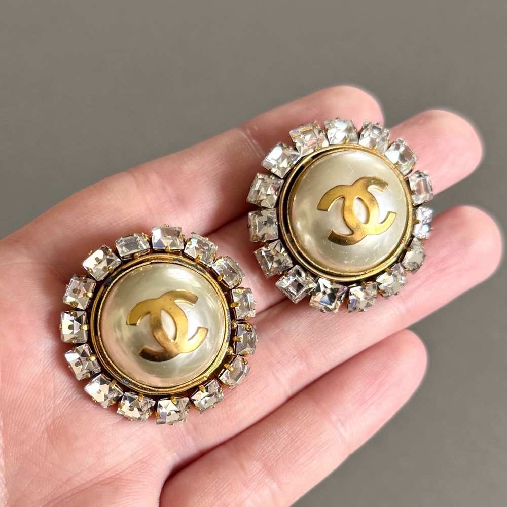 💥SOLD💥 CHANEL 💎 Ultra Rare Vintage XL Barbie CC Rhinestone Pearl Clip Earrings - Picture 2 of 10